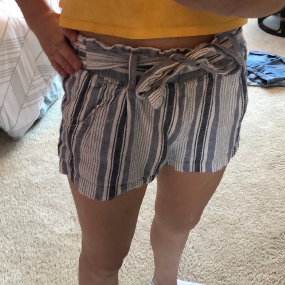 🌼 JOLT shorts 🌼 - Picture 2 of 5